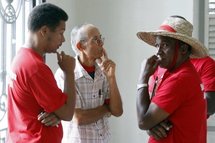 Tension à la Réunion, vers la fin du conflit à la Martinique Tension à la Réunion, vers la fin du conflit à la Martinique