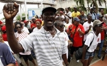 Fin de la grève en Guadeloupe où un accord entre le LKP et le préfet a été signé Fin de la grève en Guadeloupe où un accord entre le LKP et le préfet a été signé