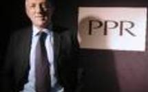 Les salariés du groupe PPR manifestent contre les réductions d'effectifs.